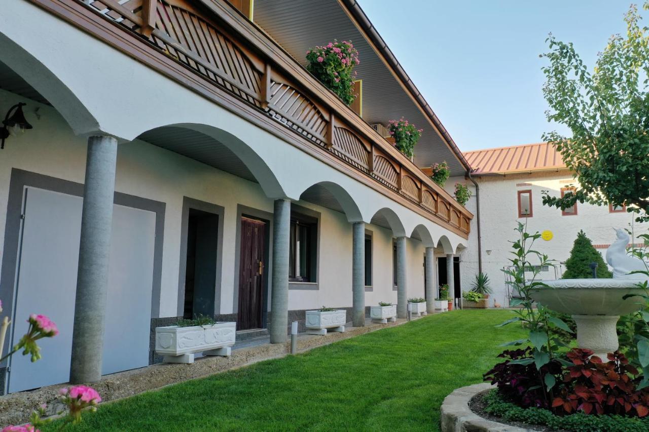 Gaestehaus Und Weinbau Zur Wiederkehr Strudler ポダースドルフ・アム・ゼー エクステリア 写真